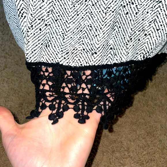 Soprano cropped tank top. White with black design and lace fringe/hem. Size L - Picture 5 of 5